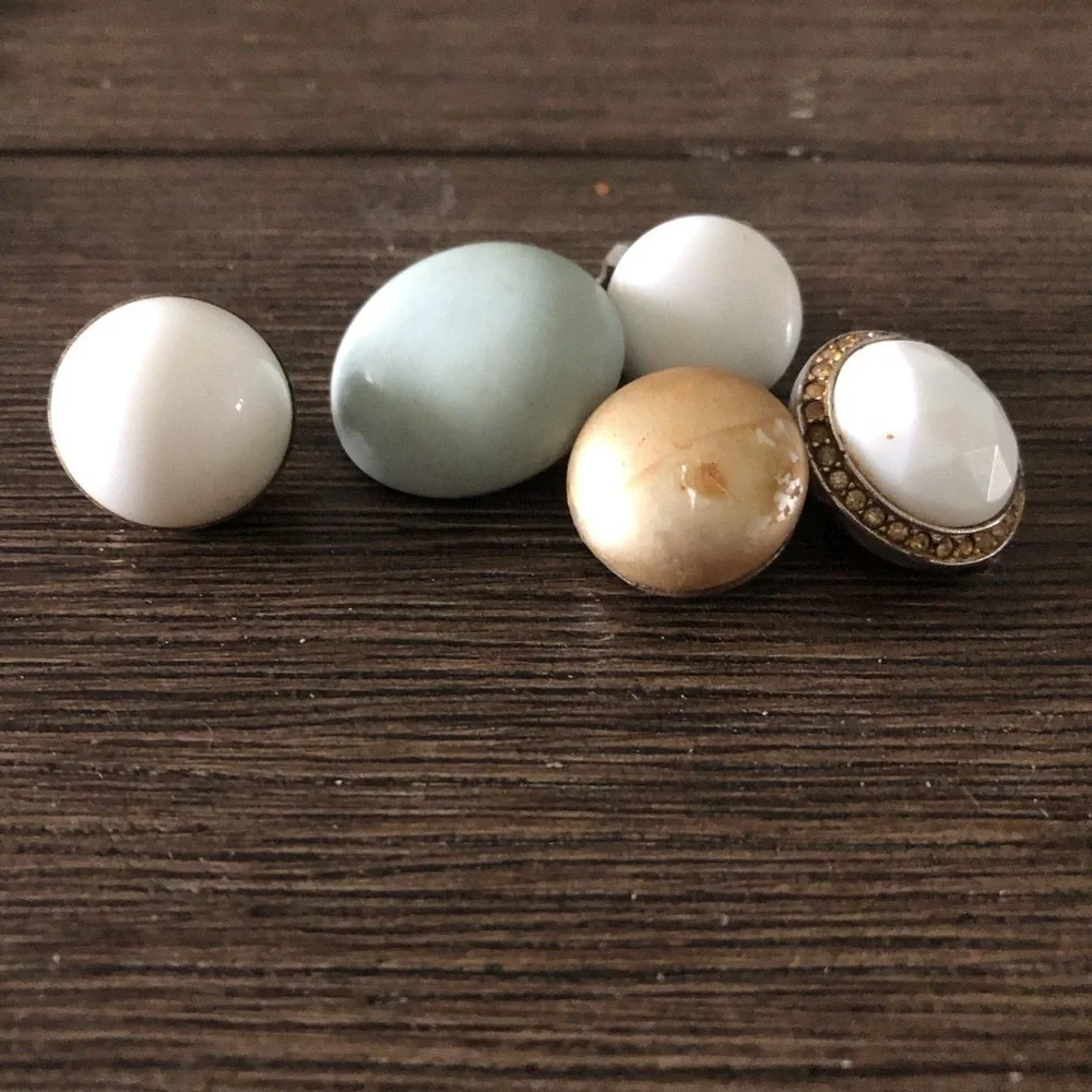 Vintage single cream & gold clip on earrings 5ct.
